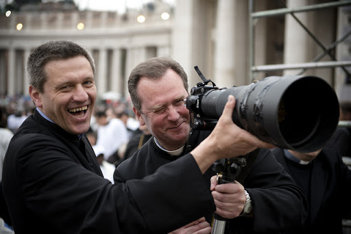 sacerdotes con fotocámara zoom