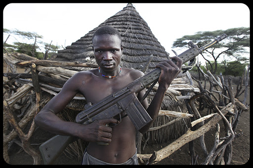South Sudan &#8211; Man &#8211; Gun &#8211; War &#8211; © Steve Evans-CC &#8211; es