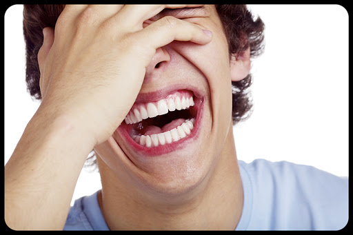Hard laughing young man © Sergey Furtaev / Shutterstock &#8211; es
