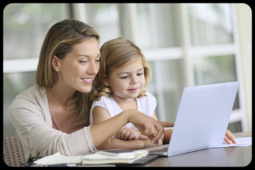 Little girl looking at laptop computer with her mom © Goodluz / Shutterstock &#8211; es