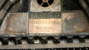 cartel «Indulgentia Plena» en la Iglesia San Donato en Genoa