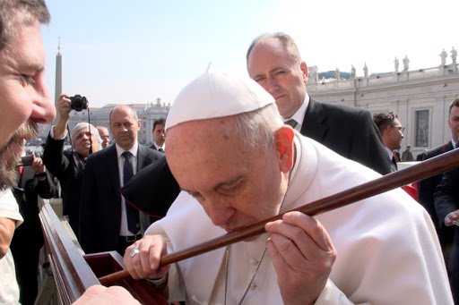 Pope Francis kisses the stick of Santa Teresa &#8211; es