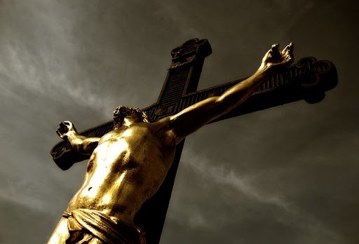 Cristo sufriente en la cruz