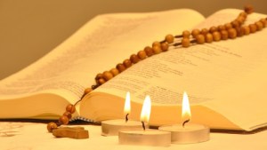 Biblia, rosario y velas