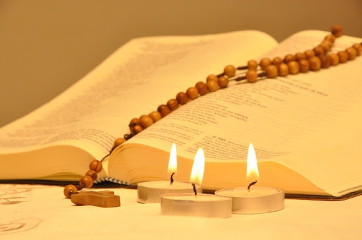 Biblia, rosario y velas