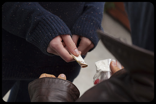 Drug dealer taking money for heroine and ecstasy © Photographee.eu / Shutterstock &#8211; es