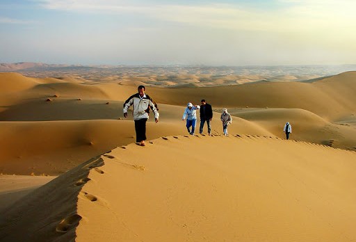 personas caminando en el desierto