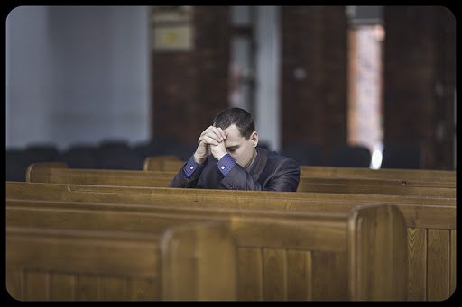 Man praying in church © Dzmitry Malyeuski / Shutterstock &#8211; es