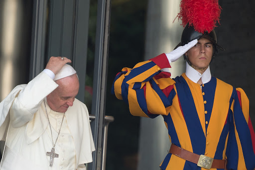 Pope francis and Swiss Guard &#8211; es