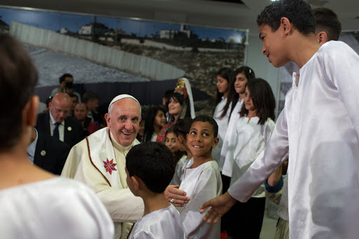 Pope Francis is greeted by children from nearby Palestinian refugee camps &#8211; AFP &#8211; es