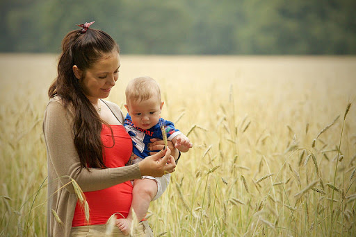 mamá y bebé en un campo de trigo