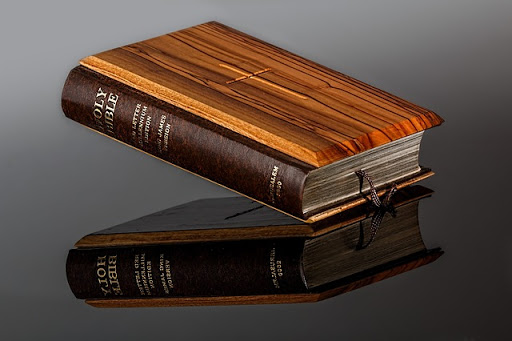 biblia reflejada en una mesa