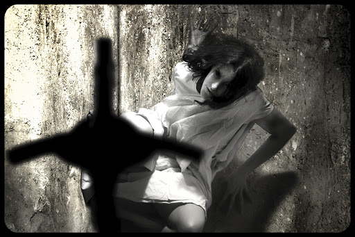 Exorcism and Woman possessed by devil grunge unique concept &#8211; © Udra11 / Shutterstock &#8211; es