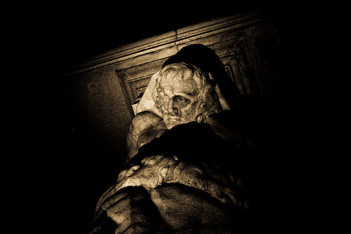 estatua del diablo en oscuras