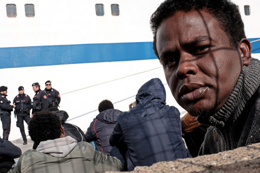 Migrants wait at the port of Lampedusa &#8211; AFP &#8211; es