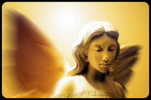 Angel with wings in front of heavenly light © Lane V. Erickson / Shutterstock &#8211; es