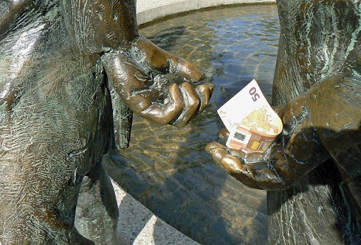 estatuas con dinero en la mano