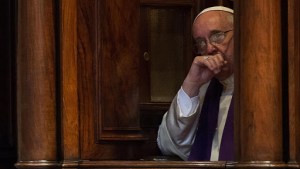 Pope Francis sitting in a confession booth – AFP – es