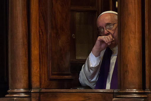 Pope Francis sitting in a confession booth &#8211; AFP &#8211; es