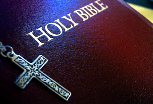 Biblia en inglés y cruz
