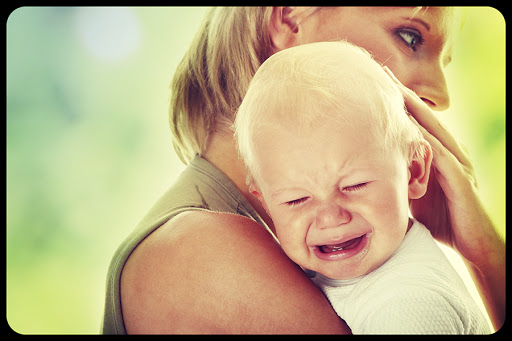 Mother holding her crying baby © Piotr Marcinski / Shutterstock &#8211; es