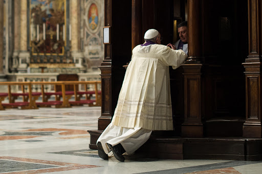 Pope Francis during a confession &#8211; crop &#8211; AFP &#8211; es