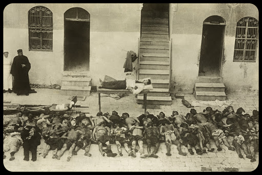 Dead bodies of forty Armenians © Everett Historical / Shutterstock &#8211; es
