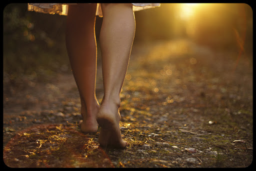 Young female legs walking towards the sunset on a dirt road &#8211; © Petar Paunchev / Shutterstock &#8211; es