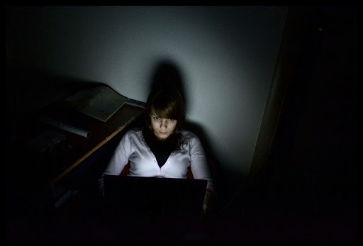 chica mirando internet en la oscuridad