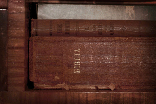 Biblia antigua marrón