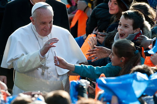 Pope Francis greets the children &#8211; CPP &#8211; es