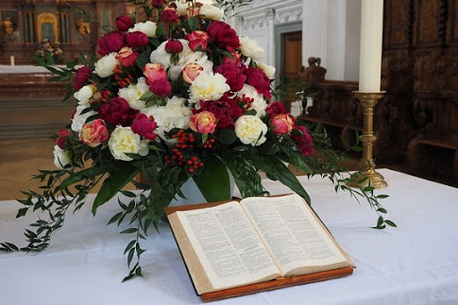 Biblia en el altar