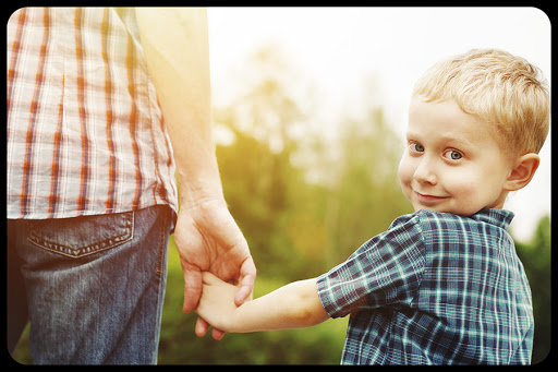 Father and son holding hand in hand © Soloviova Liudmyla / Shutterstock &#8211; es