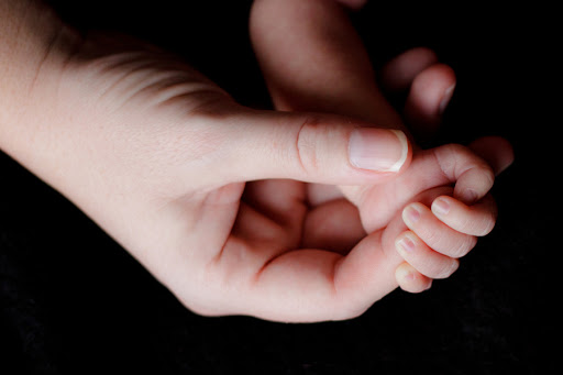 Mom&#8217;s hand and the hand of the baby &#8211; es