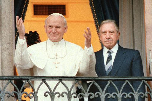 Pope John Paul II and Augusto Pinochet &#8211; AFP &#8211; es