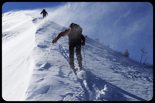 Two climbers ascending snow ridge in snow storm © Jakub Cejpek / Shutterstock &#8211; es