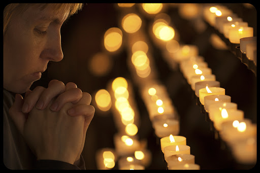Woman praying in Catholic church © Andrey_Kuzmin / Shutterstock &#8211; es