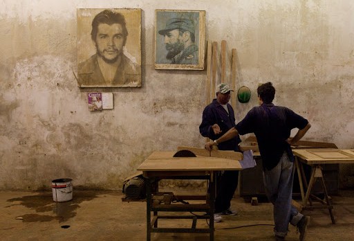Cuban workshop with Fidel Castro photo on wall &#8211; es