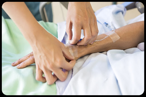 Patient hospital nurse © Tyler Olson / Shutterstock &#8211; es