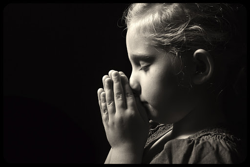 Praying child © itsmejust / Shutterstock &#8211; es