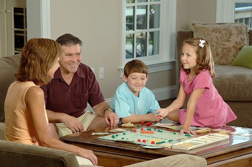 Familia jugando con un juego de mesa