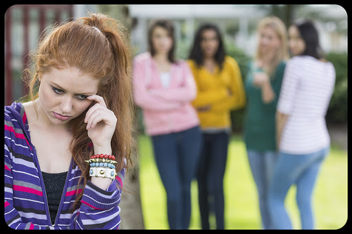 Female student being bullied by other group of students © Wavebreakmedia / Shutterstock &#8211; es