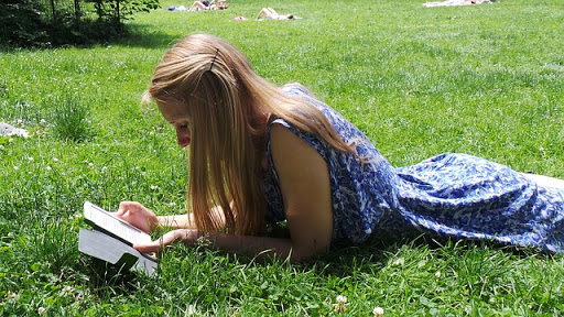 chica leyendo en el parque