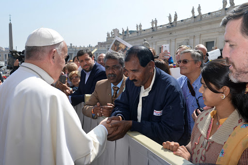 Pope Francis greets husband and one of five children of Asia Bibi &#8211; CPP &#8211; es
