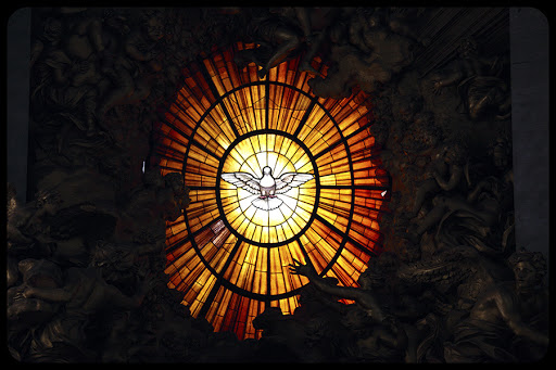 Stain glass behind the altar at St. Peters in the Vatican. © tkachuk/Shutterstock &#8211; es