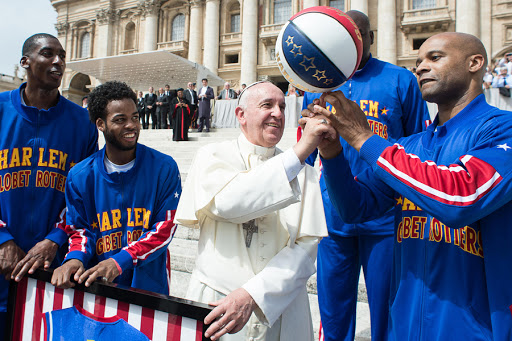Pope Francis posing with members of the Harlem Globe Trotters basketball team &#8211; AFP &#8211; es