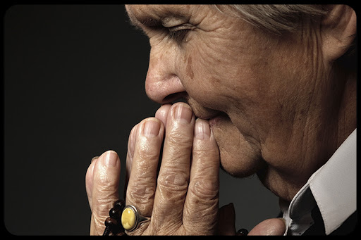 Praying senior woman © itsmejust / Shutterstock &#8211; es
