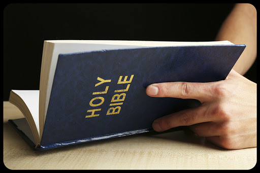 Reading the Bible © Africa Studio / Shutterstock &#8211; es