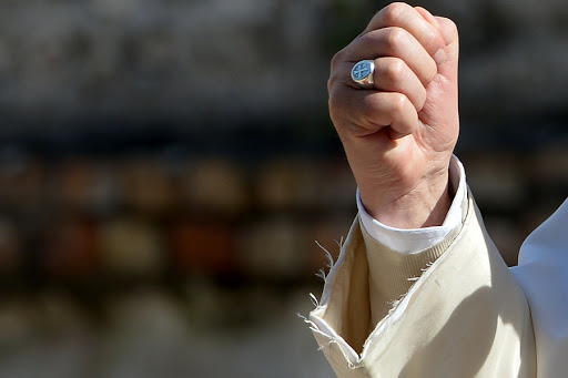 A detail of Pope Francis&#8217; cassock &#8211; AFP &#8211; es