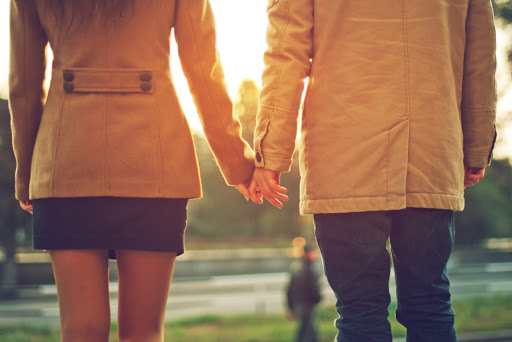 Happy couple holding hands © Strawberry Mood / Shutterstock &#8211; es